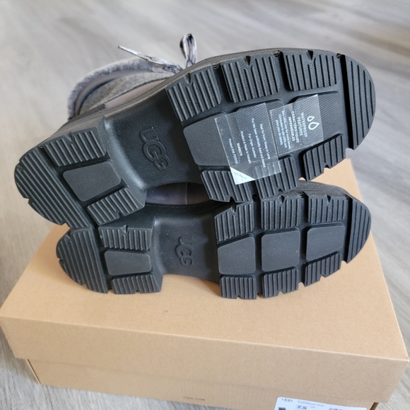 UGG Ashton Addie Tipped Waterproof Boot - Picture 7 of 10